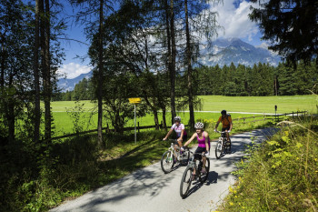 Schöne Ausblicke ins Inntal und die Nordkette der Alpen erwartet die Radfahrer bei dieser Tour durch die Südlichen Feriendörfer bei Innsbruck.