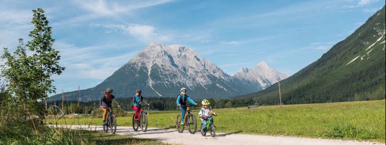 Mit der ganzen Familie durchs Leutaschtal radeln.