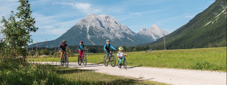 Mit der ganzen Familie durchs Leutaschtal radeln.