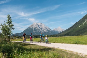 Mit der ganzen Familie durchs Leutaschtal radeln.