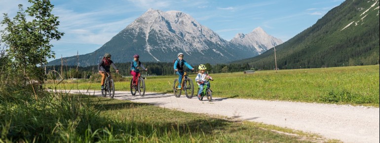 Mit der ganzen Familie durchs Leutaschtal radeln.