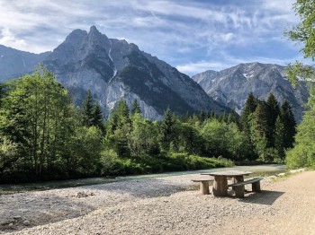 Bei der Rastbank an der Leutascher Ache am Achweg lässt es sich herrlich verweilen.