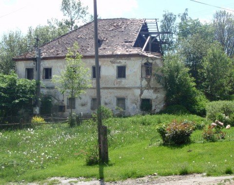 Verfallenes Haus aus Sowjetzeiten in Hodnov