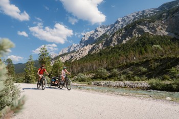 Gemeinsames Radeln mit Kindern zum Isarursprung.
