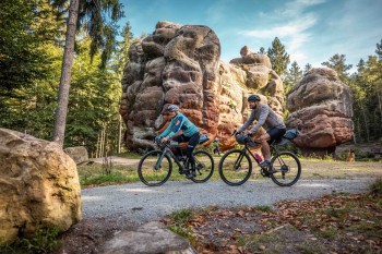 Entlang der RockHead-Route passieren Radfahrer die beeindruckenden Kelchsteine im Zittauer Gebirge, eine der markanten Felsformationen, die der Strecke ihren Namen geben.