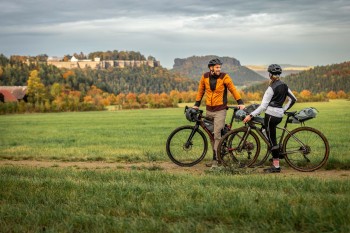 Die RockHead-Route beeindruckt mit Ausblicken auf die majestätischen Tafelberge in der Sächsischen Schweiz, die zu den landschaftlichen Höhepunkten der Strecke zählen.