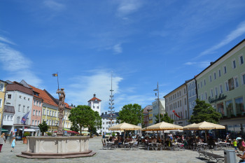 Cafés by Lindlbrunnen fountain at the town square of Traunstein