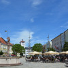 Cafés by Lindlbrunnen fountain at the town square of Traunstein