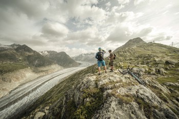 Biken mit Blick auf den Grossen Aletschgletscher