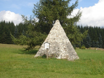 Curiosity at the trail: the replica of the Pyramid of Cheops.