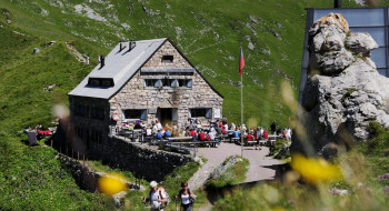 Travellers can rest and eat at the mountain hut Pfälzerhütte.