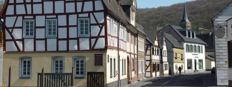 The main road of Bad Bodendorf is lined with half-timbered houses.