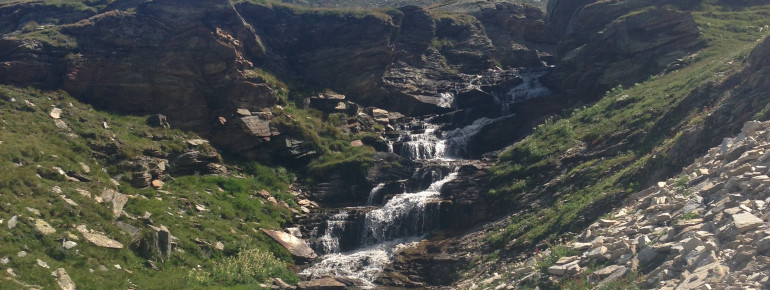 Am Guraletschsee überquerst du einen kleinen Bach.