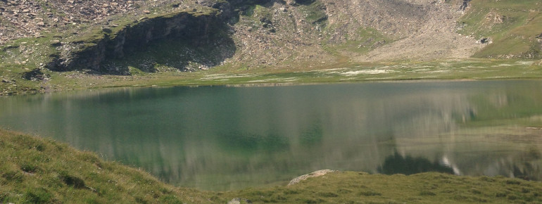 Genieße den Blick auf die Seen.