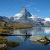 Am Stellisee spiegelt sich das Matterhorn im Wasser