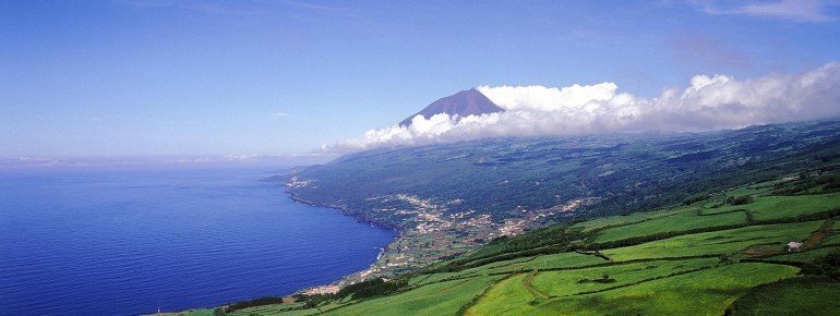 Blick über die Insel Pico auf den Vulkan Pico