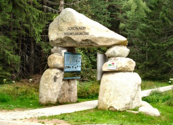 Mehrere dieser Portale liegen auf dem Westweg und markieren symbolisch den Übergang durch die verschiedenen Regionen des Schwarzwalds.