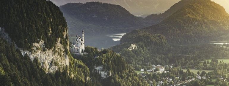 Die Drei-Schlösser-Runde bei Füssen hält für Wanderer eine außergewöhnliche Aussicht auf das Allgäuer Voralpenland und das Märchenschloss Neuschwanstein bereit.