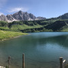 Der blaugrüne Traualpsee ist eines der Highlights der Drei-Seen-Tour.