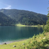 Am Rundweg um den Vilsalpsee laden Bänke zu einer Pause ein.