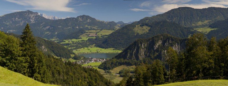 Der 25 Meter tiefe Walchsee wird vom Kaisergebirge und den Chiemgauer Alpen eingerahmt.