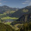 Der 25 Meter tiefe Walchsee wird vom Kaisergebirge und den Chiemgauer Alpen eingerahmt.