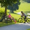 Die breiten Asphaltwege bei Kufstein eignen sich für ausgedehnte Fahrradtouren.