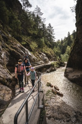 Die Almbachklamm ist ein Highlight für die ganze Familie.