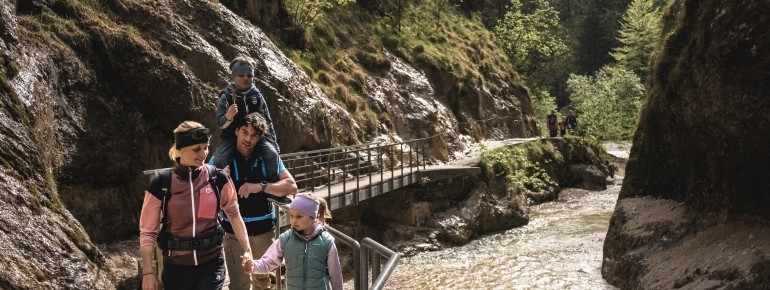 Die Almbachklamm ist ein Highlight für die ganze Familie.