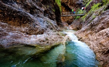 Über Stege und Brücken durch die Schlucht