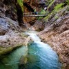 Über Stege und Brücken durch die Schlucht