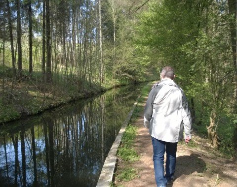 Die Wanderung führt weiter entlang des Osterbach-Kanals