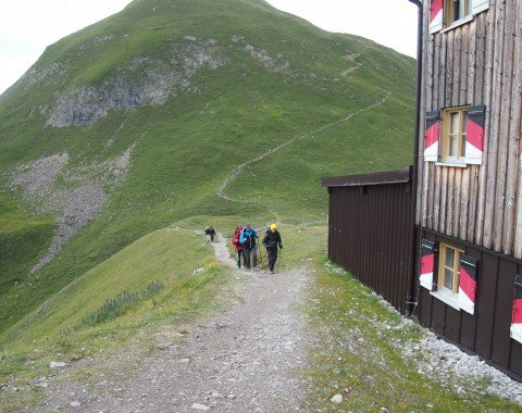 Die letzten Meter Aufstieg zur Memminger Hütte. Im Hintergrund ist der Aufstieg zum Seekogel zu sehen