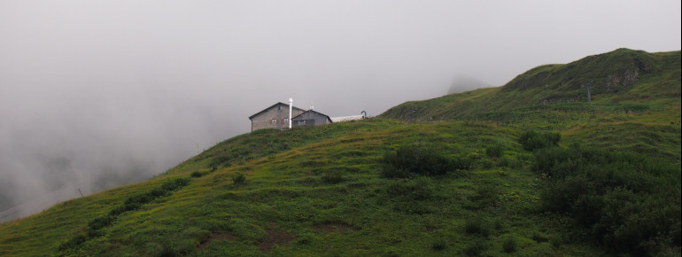 Die Kemptner Hütte ist schon von Weitem sichtbar. Das macht die letzten Meter jedoch umso länger