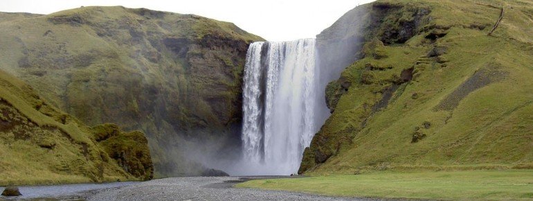 Der Skógafoss Wasserfall