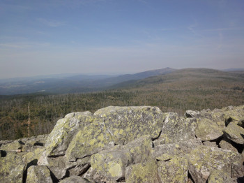 Blick vom Gipfel Richtung Norden zum 1453m hohen Rachel
