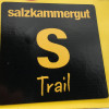 Das Logo des neuen Trails im Salzkammergut. Du findest es durchgängig am Wegesrand.