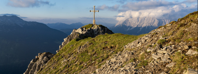 Aufstieg zum Gipfelkreuz am Grubigstein