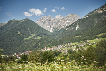 Das Dorf Telfes im Stubai wird auch als Rosendorf bezeichnet. Im Hintergrund sind die Kalkkögel zu erkennen.