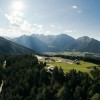 Während der Wanderung erhältst du eine gute Aussicht auf die Kalkkögel in den Stubaier Alpen.