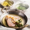 Nach der Wanderung kann man sich mit regionalen Speisen, wie beispielsweise einem Tafelspitz oder einem Gulasch vom Stubaier Jungrind belohnen.