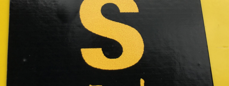 Das schwarz-gelbe Logo des Trails im Salzkammergut.