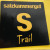 Das schwarz-gelbe Logo des Trails im Salzkammergut.