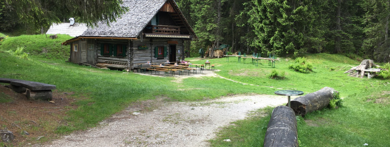 Die Schleifsteinhütten erreichst du nach dem Start in Gosau als Erstes. Hier kannst du auch einkehren.