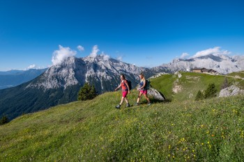 Wanderinnen bei der Rotmoosalm