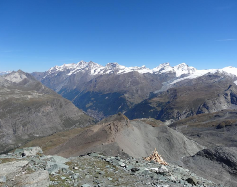 Blick von der Hörnlihütte auf die umliegenden Berge und das Dort Zermatt