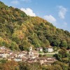 Die fünf Tessiner Dörfer entlang des Weges sind jedes für sich ein Schmuckstück – mit steinernen Häusern, engen Gassen und blühenden Gärten.