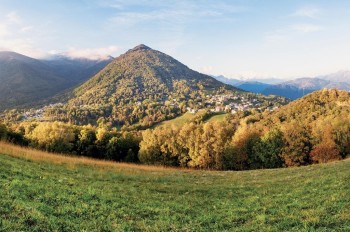 Der Kastanienweg im Alto Malcantone führt durch eine der reizvollsten Kulturlandschaften des Tessins – durch Kastanienhaine, Birkenwälder und fünf malerische Dörfer.