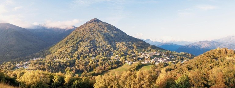 Der Kastanienweg im Alto Malcantone führt durch eine der reizvollsten Kulturlandschaften des Tessins – durch Kastanienhaine, Birkenwälder und fünf malerische Dörfer.