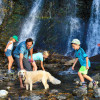 Toben mit der ganzen Familie im Auslauf des Wasserfalls